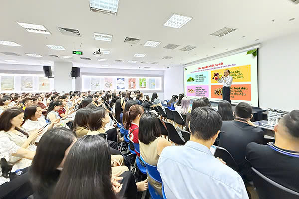 PGS.TS Phùng Hòa Bình – nguyên giảng viên Trường Đại học Dược Hà Nội đào tạo về lô hội và sức khỏe hệ tiêu hóa.